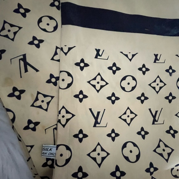 Louis Vuitton Silk Scarf. - Picture 10 of 15